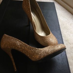 Beautiful Champagne Glitter Round Toe Heels ✨👠🍾